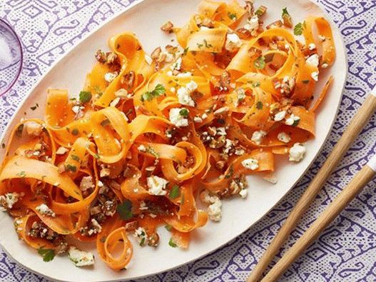 Salad of carrots, dates and feta