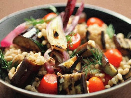 Spelled salad with grilled eggplant, tomatoes and onions
