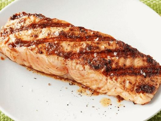 Grilled salmon in a vinaigrette dressing with olives