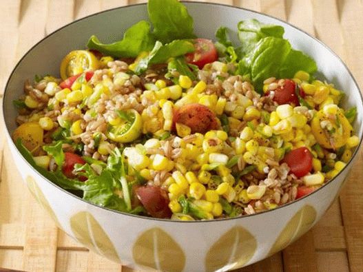 Warm salad of corn and wheat grains