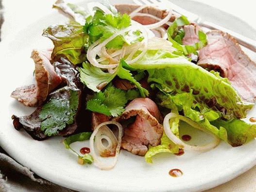 Thai salad with grilled beef
