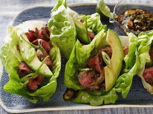 Low-calorie tacos (beef in lettuce)