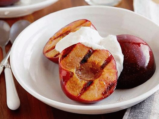 Grilled plums with spicy yogurt sauce with walnuts
