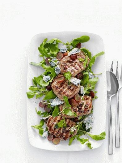 Pork cutlet with arugula and grape salad