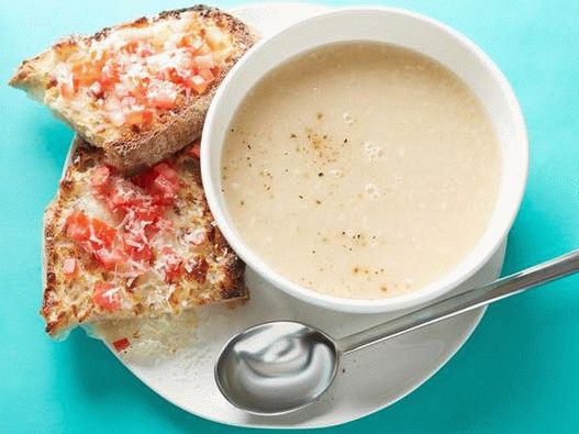 Bean soup with cheese toasts in 10 minutes