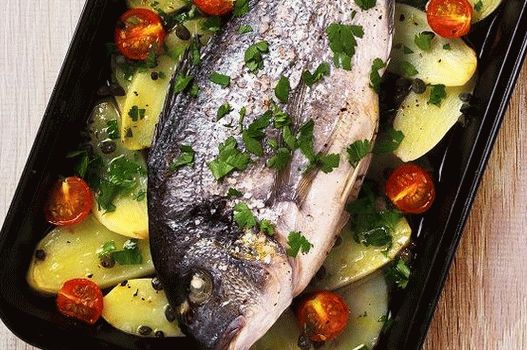 Photo Fish baked whole on a vegetable pillow in Caribbean