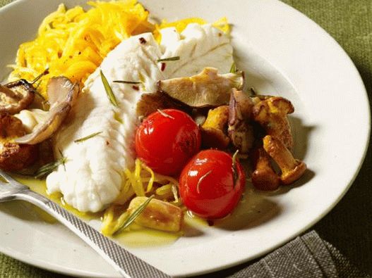 Photo Steamed fish and a side dish of vegetable spaghetti with garlic oil