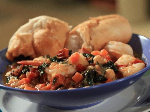 Photo Fishing stew with kale, chickpeas and prawns