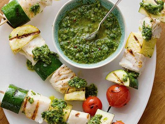 Photo Fish skewers with chimichurri sauce with basil