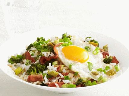 Photo Rice with broccoli, bacon and fried eggs