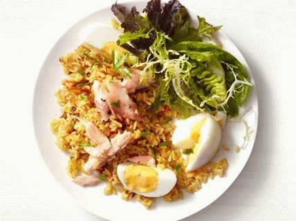 Photo Rice with curry seasoning and smoked trout