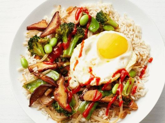 Photo Rice with fried egg and vegetables