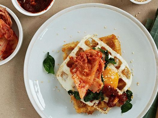 Photo Rice waffles with soya paste, spinach and sauerkraut - Bibimbap
