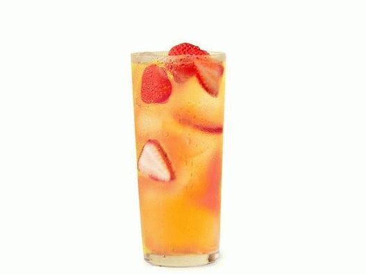 Photo Chamomile-strawberry iced tea with gin