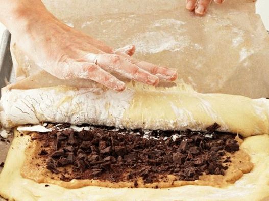 Starting from the short edge, roll the dough into a tight roll