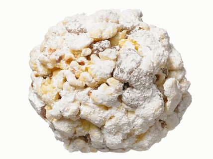 Photo Rum balls of popcorn with raisins