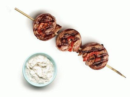 Photo Beef and sweet pepper rolls on skewers
