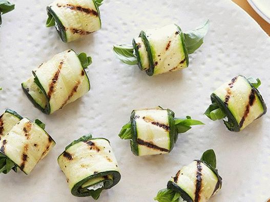 Photo Grilled zucchini rolls with herbs and cheese