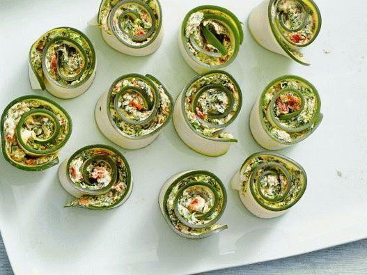Photo Zucchini rolls with goat cheese