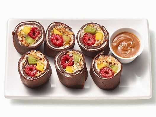 Photo Chocolate crepe rolls with fruit filling