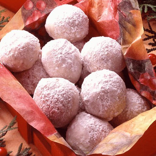 Photo Russian tea cookies with cherries