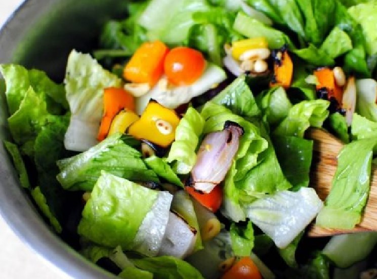 Garden salad with peanuts