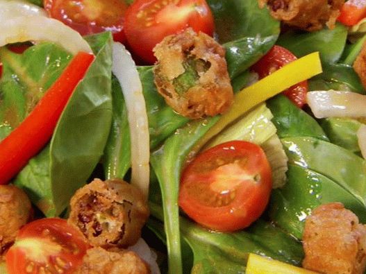 Photo Garden salad with fried okra croutons