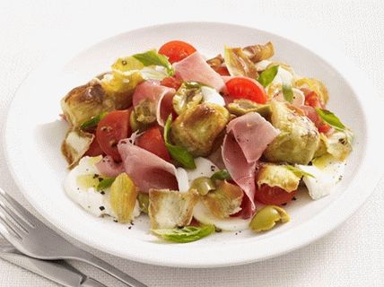 Photo Caprese salad with prosciutto ham and fried artichokes