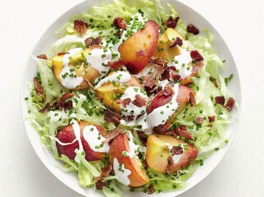 Photo Iceberg Salad with Peaches