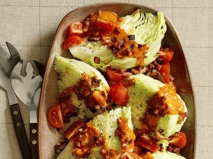 Photo Iceberg Salad with Tomato and Bacon