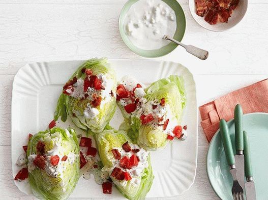 Photo Iceberg salad with blue cheese dressing