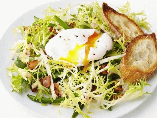 Photo Bistro salad with poached egg