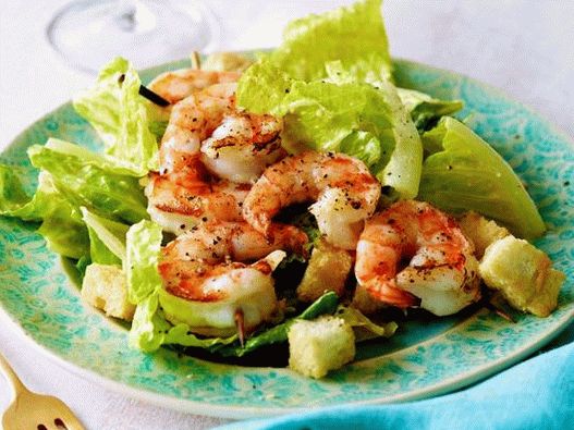 Photo Caesar Salad with Grilled Shrimp