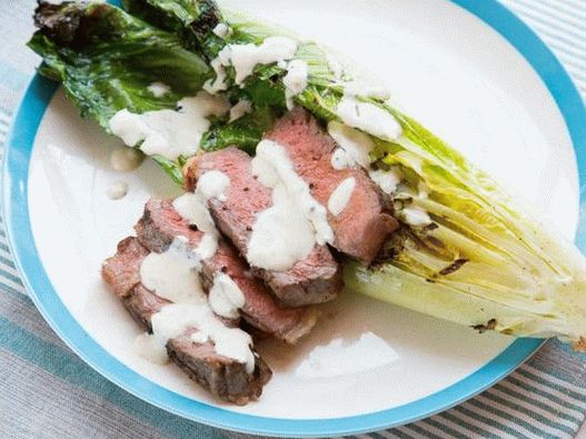 Photo Caesar Salad with grilled striploin steak