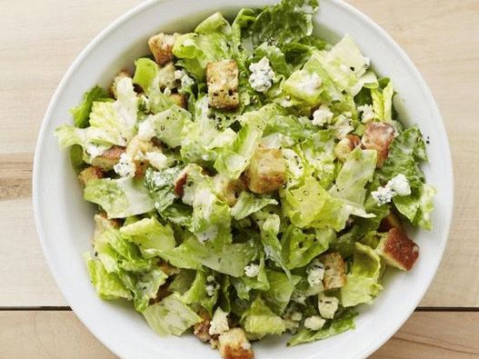 Photo Caesar Salad Dressed with Blue Cheese