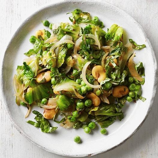 Photo Salad escariol with fava beans