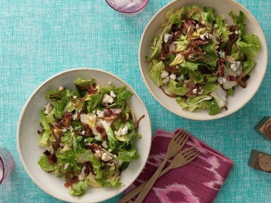 Photo Escariol salad with fried bacon, caramelized onions and blue cheese dressing