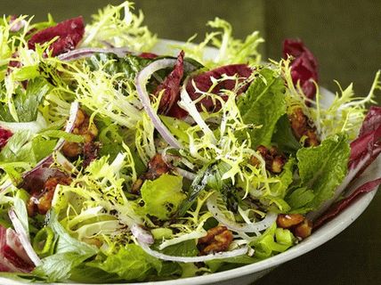 Photo Frisbee and Endive Salad with Walnuts