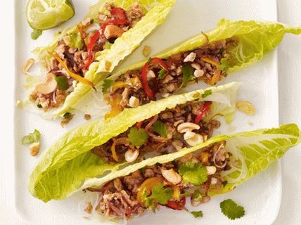 Photo Turkey salad with vegetables in lettuce