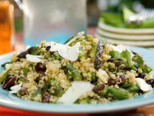 Photo Quinoa Salad with Asparagus, Goat Cheese and Olives