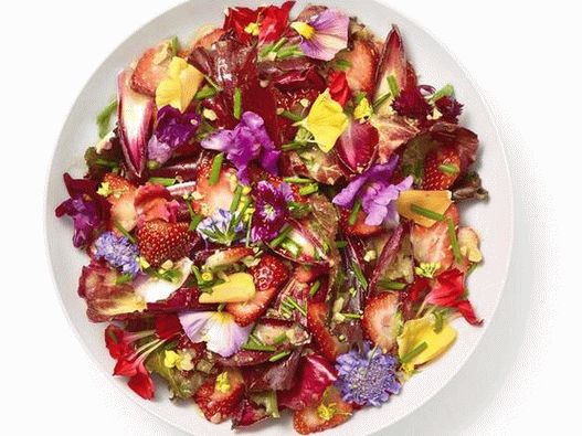 Photo Strawberry Salad with Endive and Edible Flowers