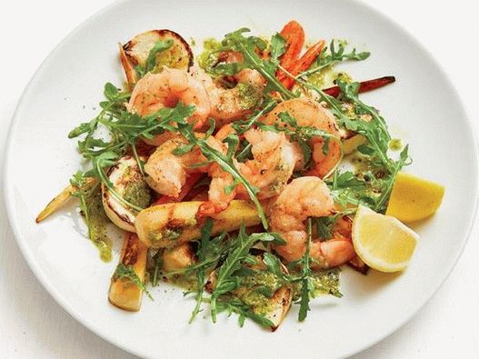 Photo Shrimp and baked root vegetables salad