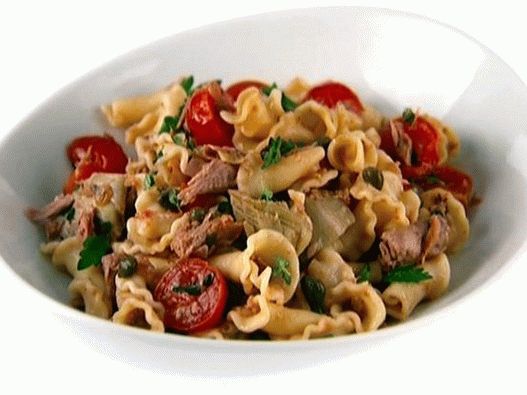 Photo Pasta and tuna salad with stewed artichokes