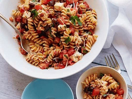 Photo Salad of pasta and sun-dried tomatoes with feta cheese