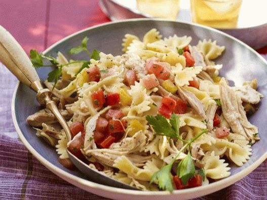 Photo Farfalle pasta salad with chicken and baked peppers