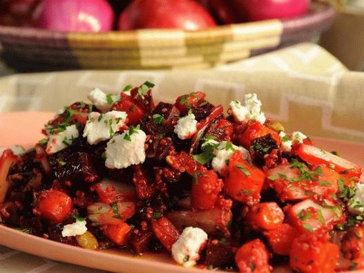 Photo Salad of baked beets with goat cheese, quinoa and orange