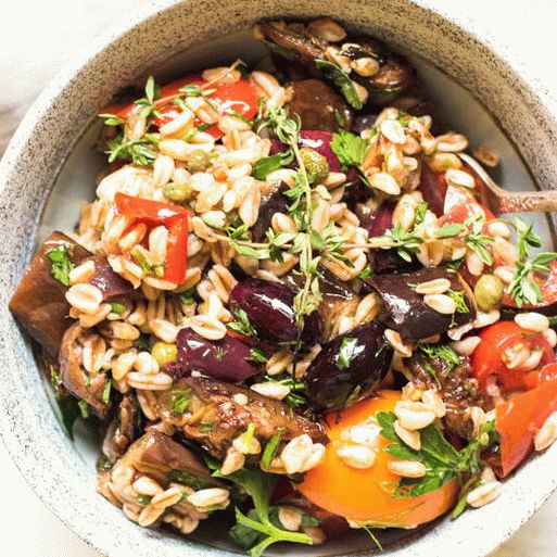 Photo Spelled Salad with grilled eggplant, tomato and onion