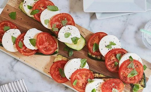 Photo Salad of tomatoes, mozzarella and basil (Caprese)