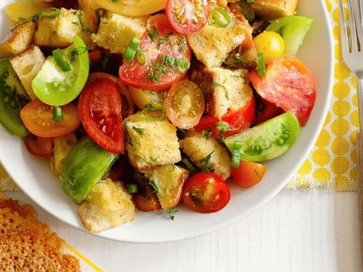 Photo Tomato salad with cheese crisps