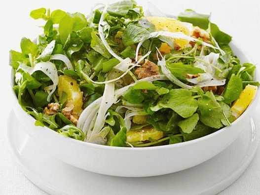 Photo Early green salad with oranges